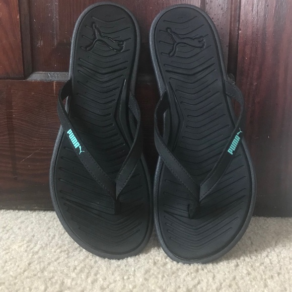 puma flip flops black